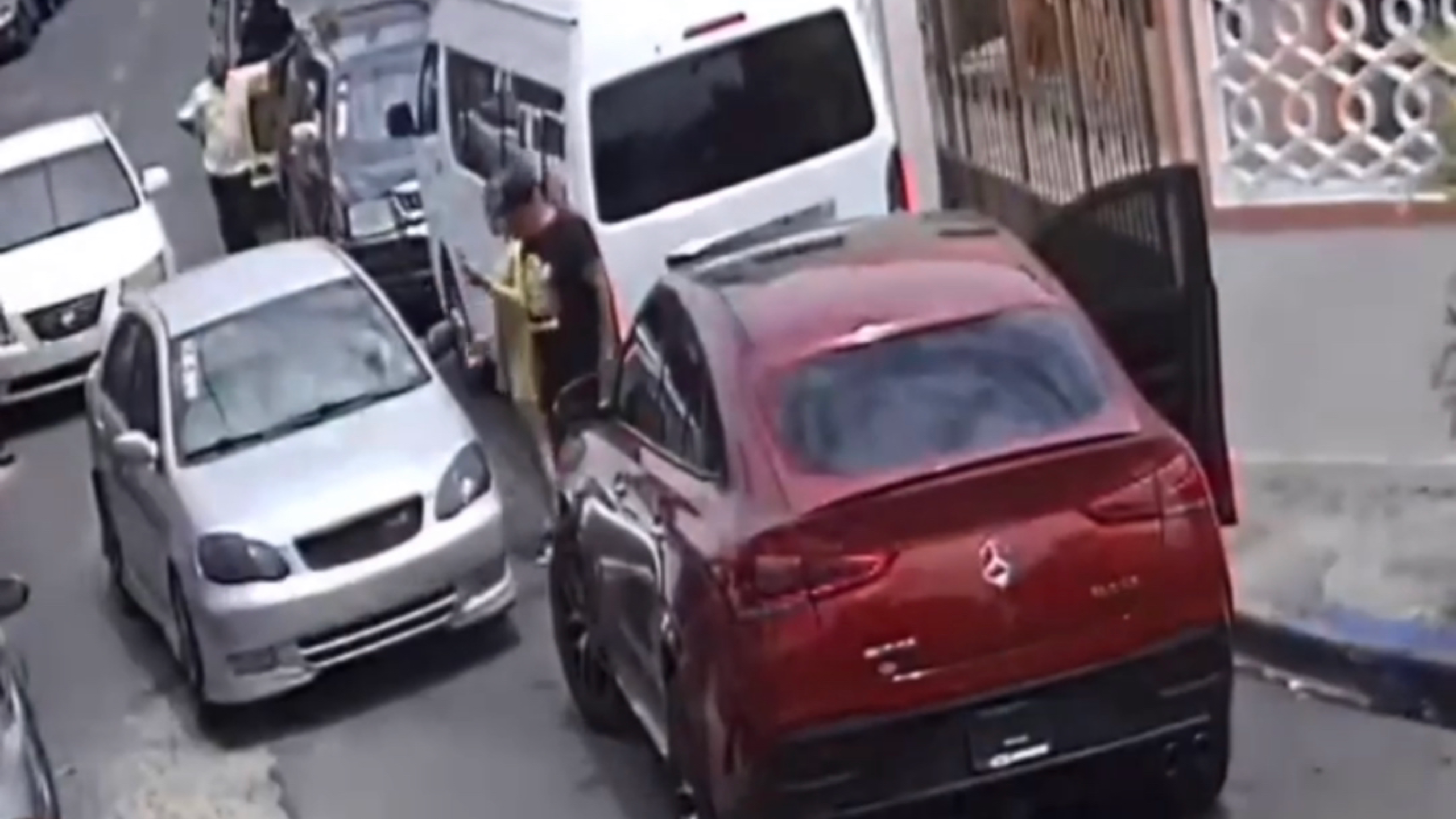 Video- Policía Nacional busca conductores se enfrentaron a tiros en un barrio de la capital