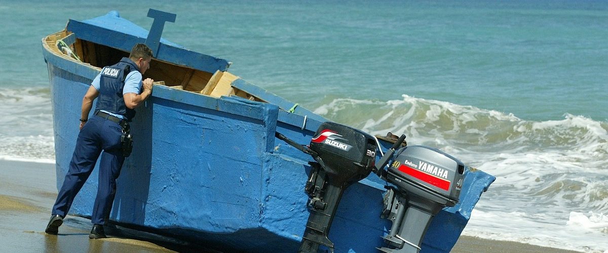 Video- Dominicanos llegan en yola a Puerto Rico y son perseguidos por oficiales