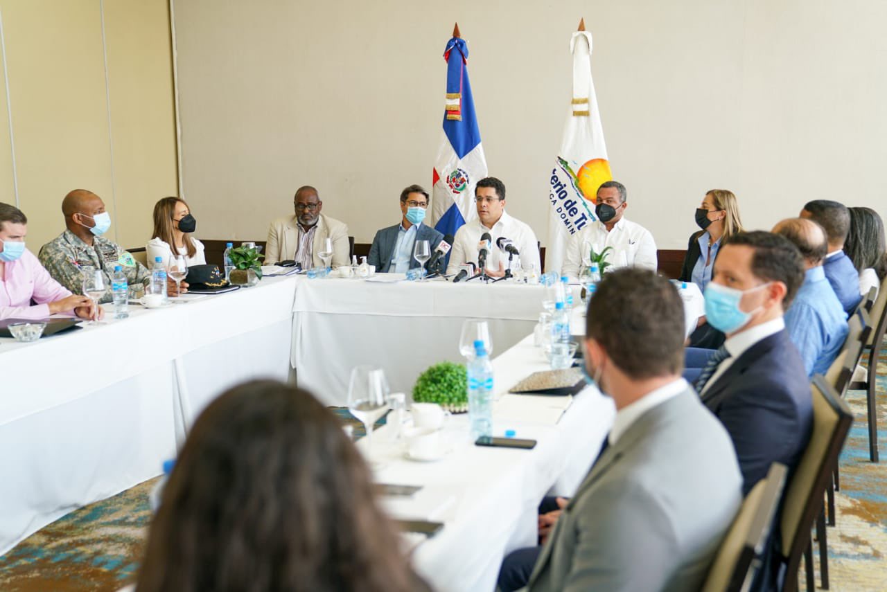 TRANSPORTE| Taxistas y Uber alcanzan acuerdo para evitar conflictos por pasajeros en polos turísticos