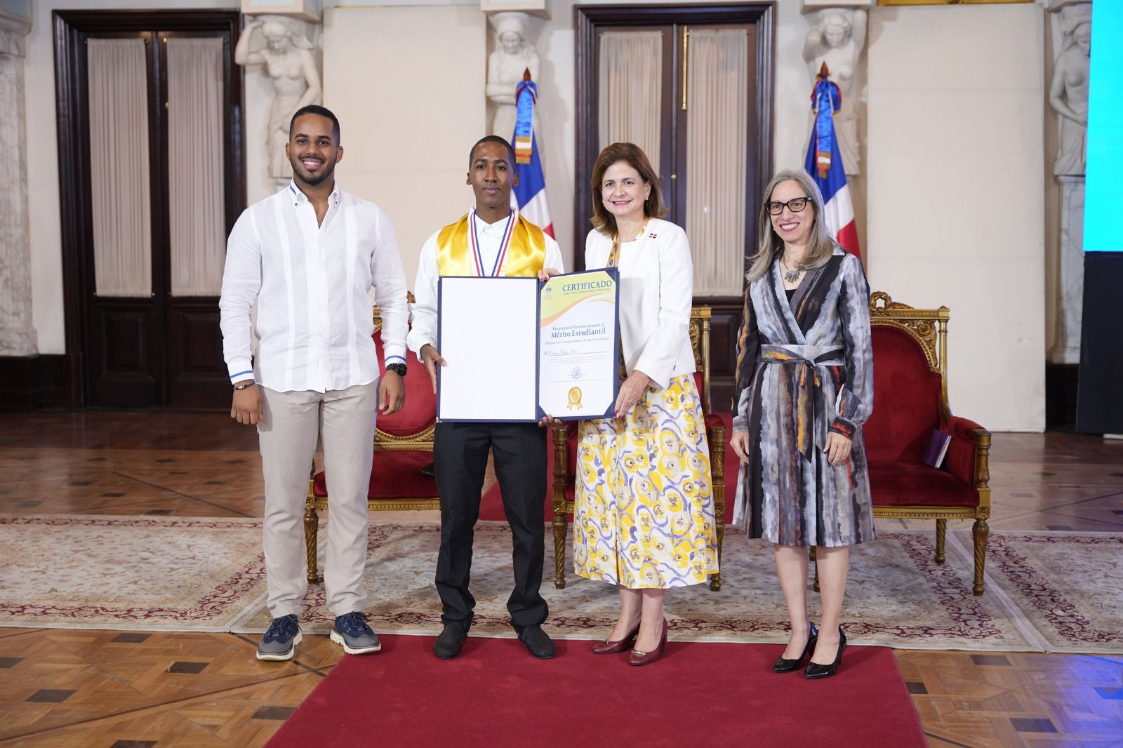 Ministerio de la Juventud otorgará becas a 150 estudiantes reconocidos a la “Excelencia Académica” por su gran desempeño