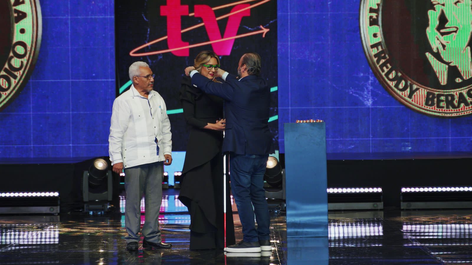 Reconocen Fundación Francina Hungría la medalla del Gordo de la Semana