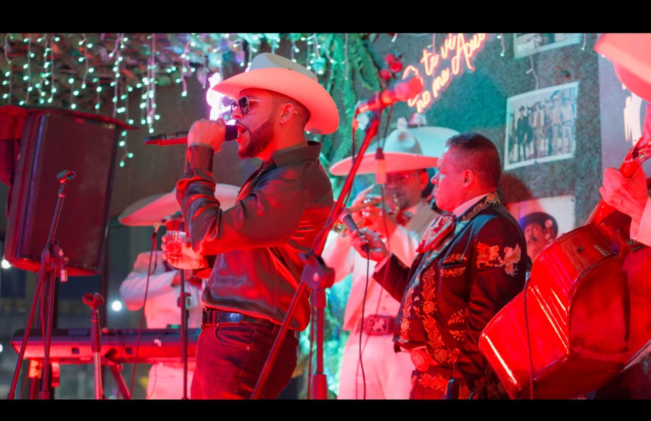 Adalberto : cantante dominicano que pone en alto el corrido mexicano pero sin perder su estilo