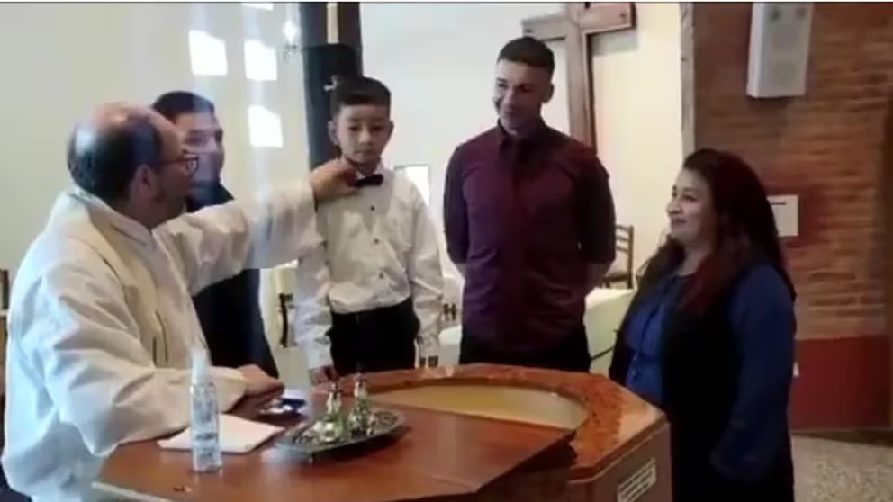 Video| La respuesta viral de un niño en su bautismo le preguntaron si deseaba ser cristiano: “Quiero ser Messi”.