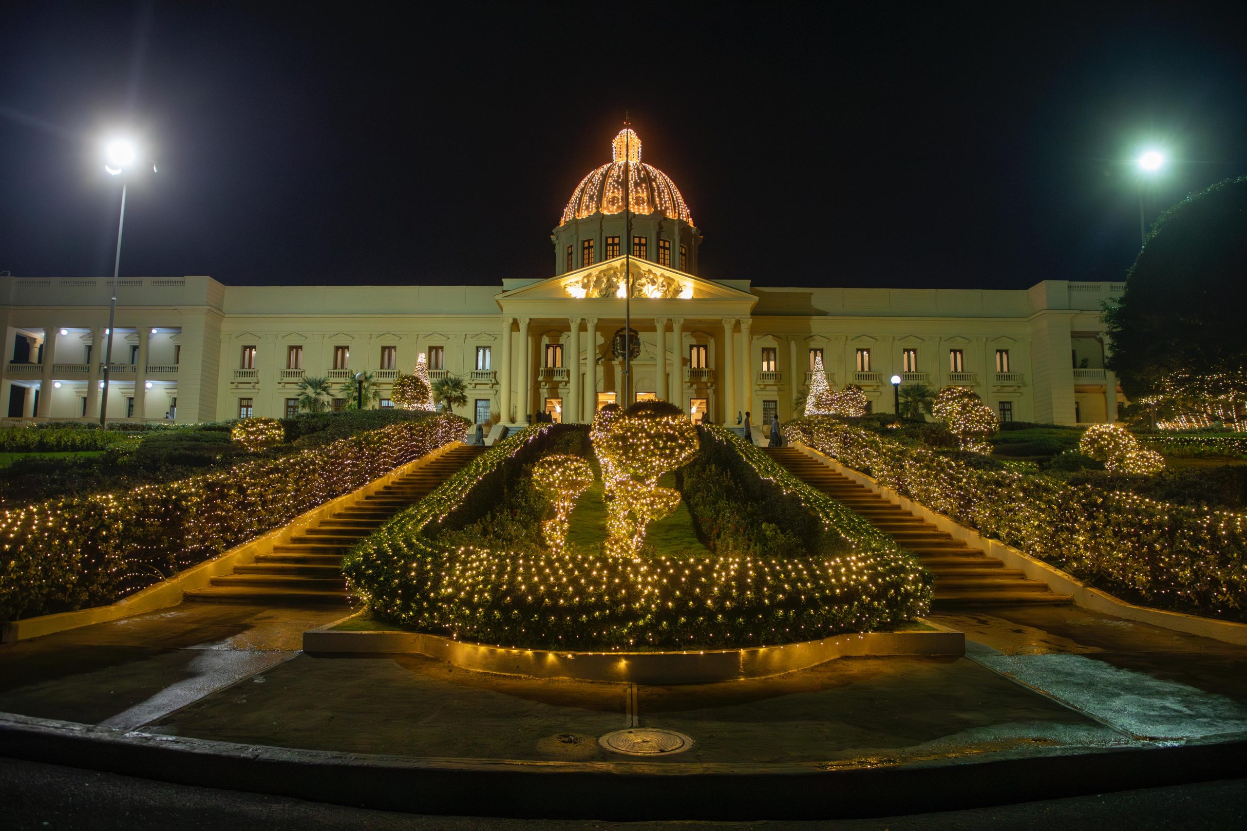 Video- Primera dama da la bienvenida a la Navidad con encendido del árbol navideño en Palacio Nacional