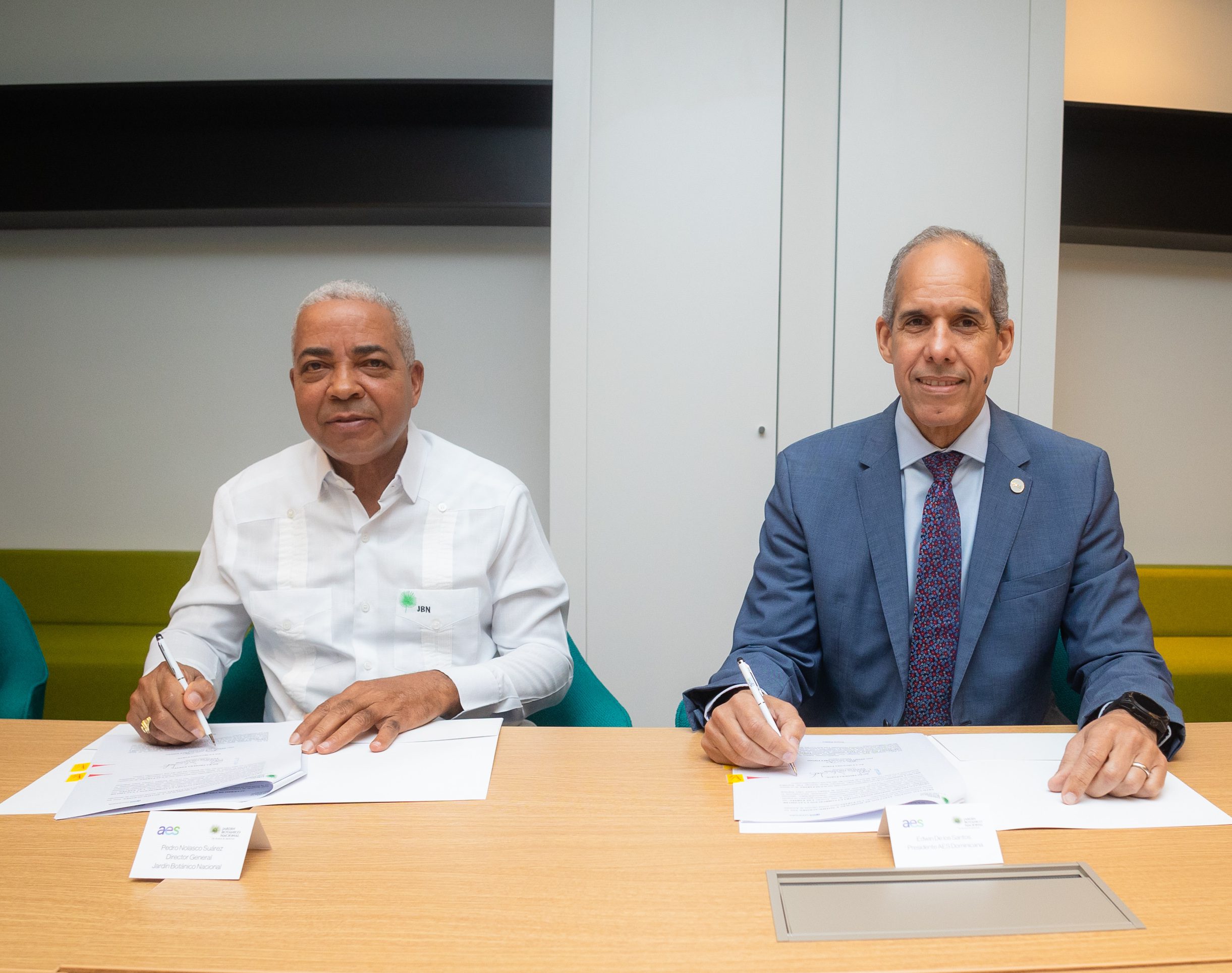 Jardín Botánico Nacional y AES Dominicana firman convenio en favor de la conservación de orquídea en extinción