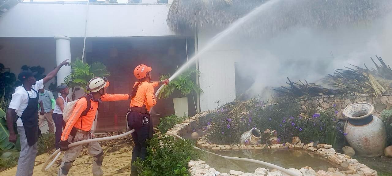 Defensa Civil sofoca incendio repentino en hotel de Bayahibe