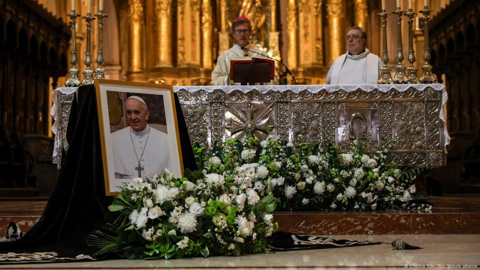 El arzobispo de Buenos Aires, Jorge García Cuerva, ofrece una misa por el papa Francisco en la catedral de Buenos Aires (21.04.2025)