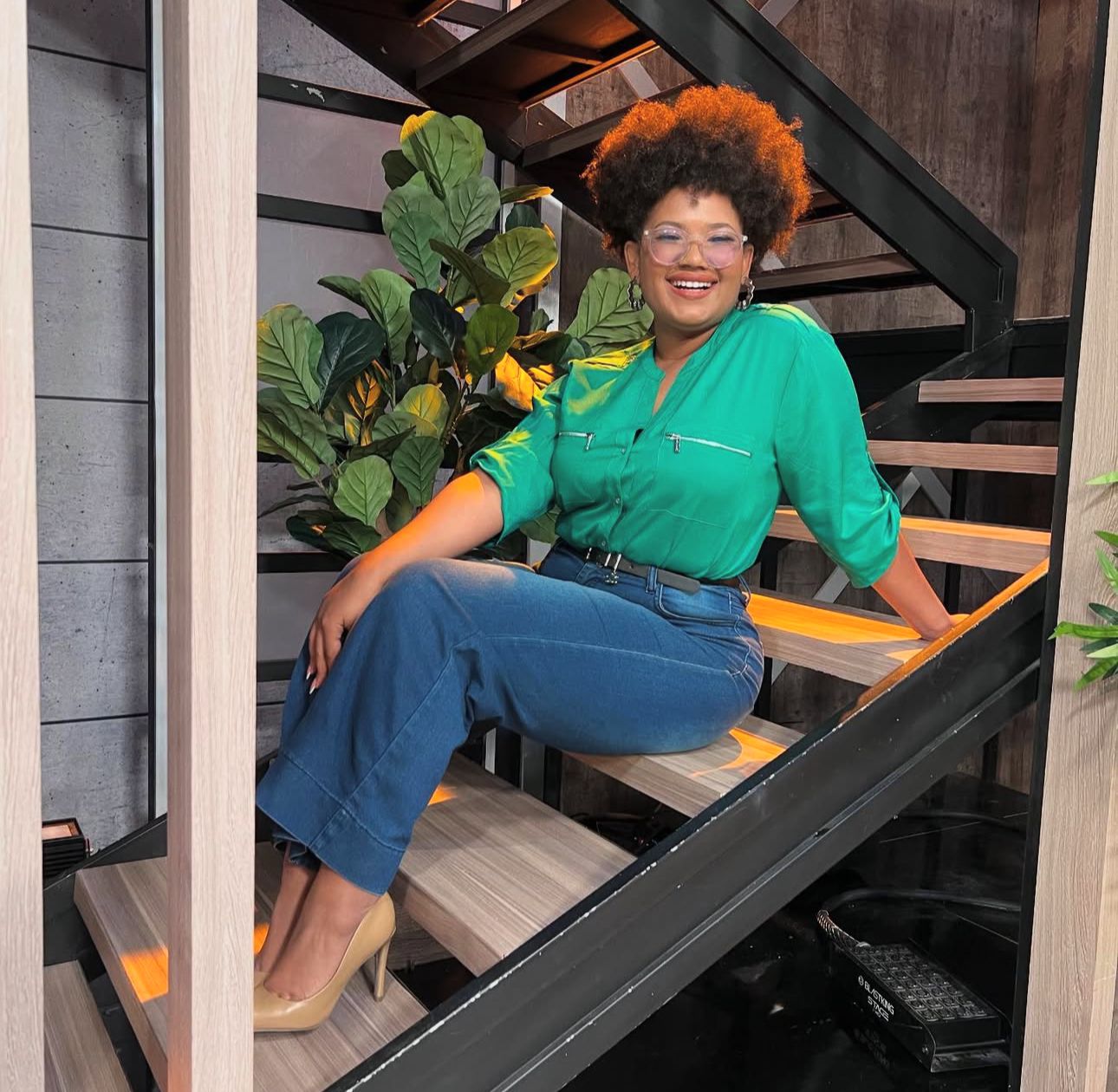 Carla Morel: La Voz que Irradia Alegría y Autenticidad en la Comunicación Dominicana