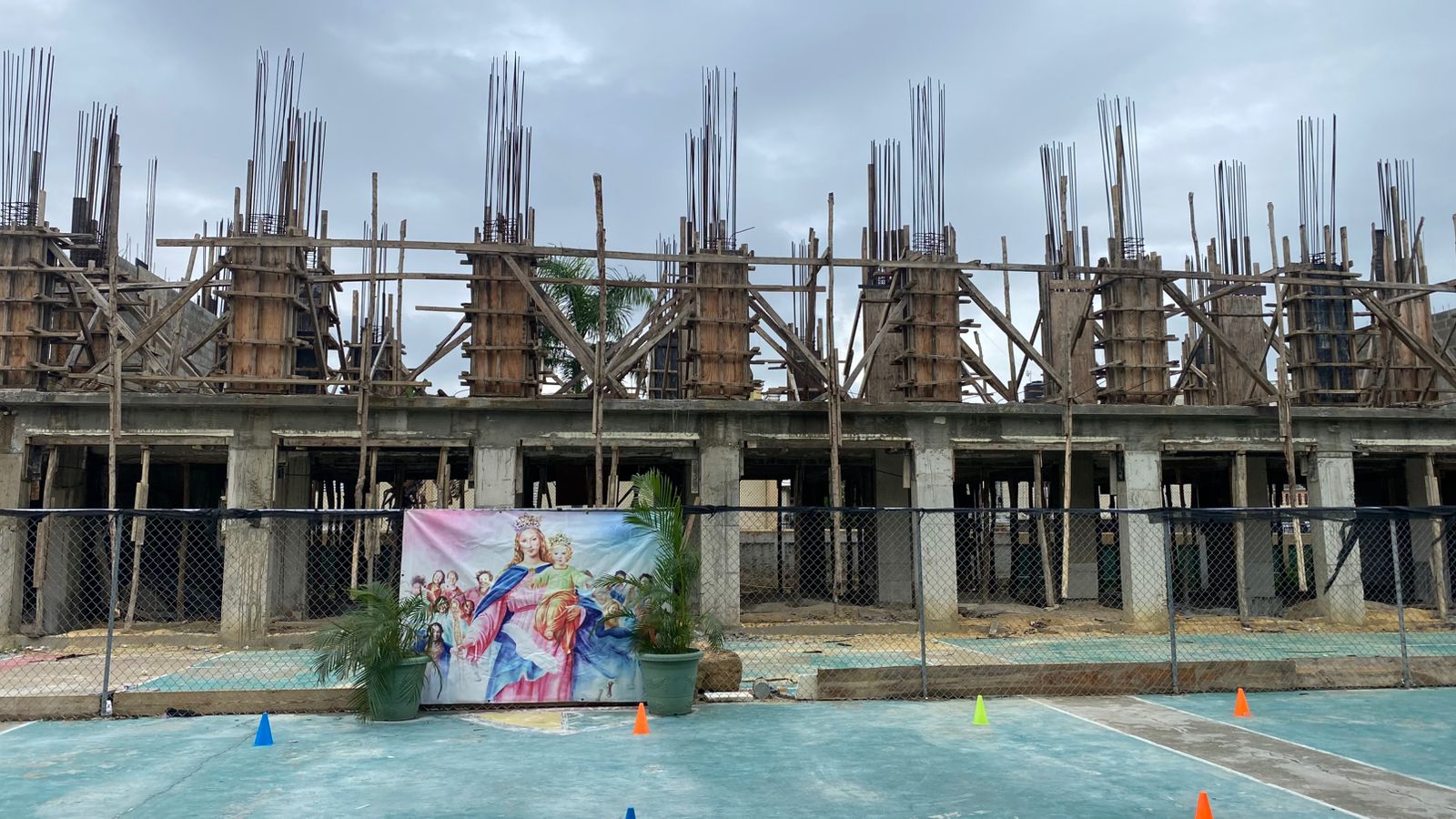 Video| Denuncian construcción de pabellón tiene seis meses paralizada en la Escuela Parroquial Cristo Rey