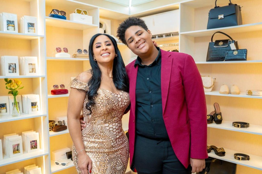 Jacqueline acompañada de su hijo Prince en la inauguración