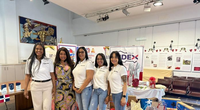 Agasajan a más de 250 mujeres en el Día de las Madres en Génova, Italia