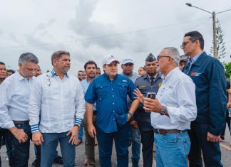 Paliza visita el Merca SD tras incendio; asegura compromiso del Gobierno para su recuperación