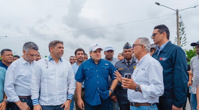 Paliza visita el Merca SD tras incendio; asegura compromiso del Gobierno para su recuperación