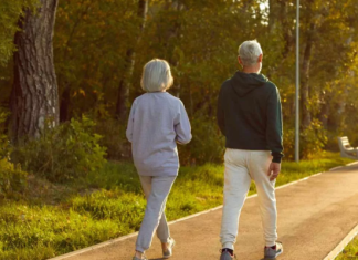 Dar 7,000 pasos diarios puede reducir los riesgos de enfermedades crónicas, según un estudio