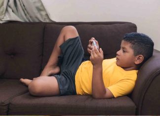 Aumentan consultas por problemas cervicales en niños debido al uso excesivo de celulares