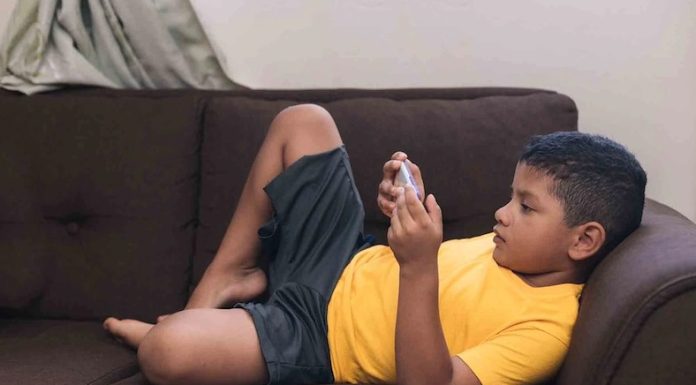 Aumentan consultas por problemas cervicales en niños debido al uso excesivo de celulares