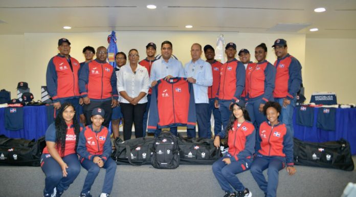 Ministro Kelvin Cruz entrega indumentaria que usarán atletas en Juegos Panamericanos Junior