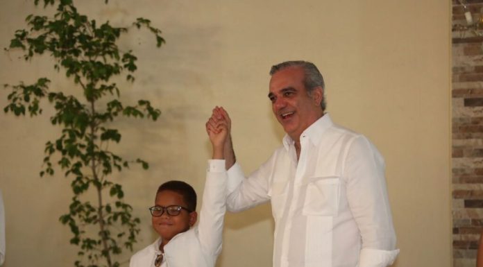 Presidente Abinader sostiene encuentro con más de 300 jóvenes de Azua para escuchar sus inquietudes y presentar oportunidades de desarrollo