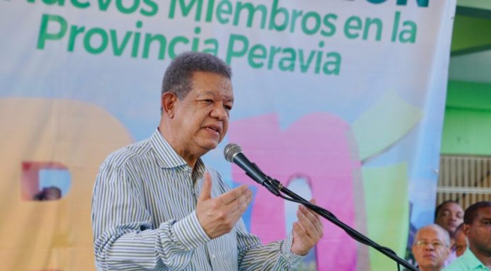 Leonel dice que circunvalación de Baní “costó tres veces más y es la mitad de lo que debió ser”