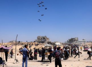 Israel anuncia pausa parcial de los combates en Gaza y los primeros camiones con ayuda cruzan la frontera