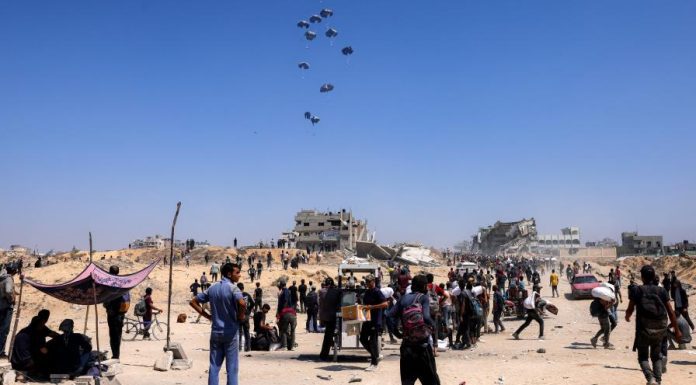 Israel anuncia pausa parcial de los combates en Gaza y los primeros camiones con ayuda cruzan la frontera