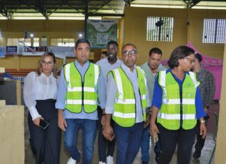 Ministro Kelvin Cruz realiza recorrido de supervisión de obras deportivas en Monte Plata