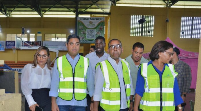 Ministro Kelvin Cruz realiza recorrido de supervisión de obras deportivas en Monte Plata