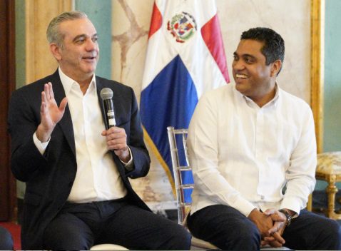 Ministro Kelvin Cruz anuncia inversión de RD$ 800 millones para construir 30 multiusos en GSD