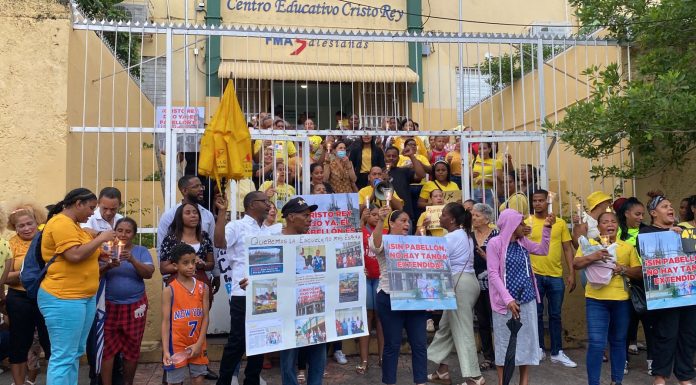 Video- Protestan por terminación de pabellón en la Escuela Parroquial de Cristo Rey