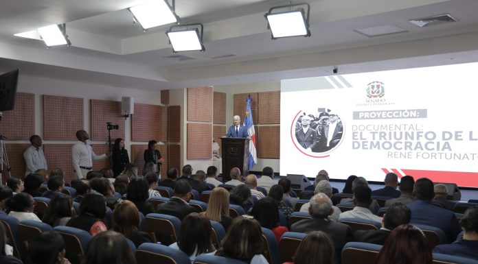 Senado presenta documental “El Triunfo de la Democracia” del cineasta René Fortunato