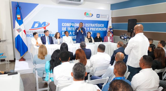 Víctor Pichardo y funcionarios del DA ratifican mediante firma, compromiso con la ética, la integridad y la transparencia institucional