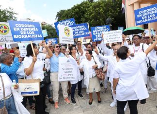 Video| Bioanalistas inician plan de lucha frente al Palacio Nacional en demanda de aumento salarial