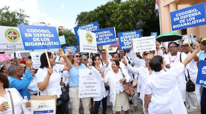 Video| Bioanalistas inician plan de lucha frente al Palacio Nacional en demanda de aumento salarial