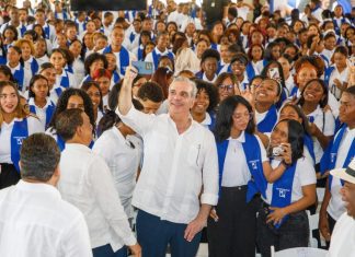 Abinader encabeza graduación de más de mil jóvenes del programa Oportunidad 14-24 en región Sur e inaugura destacamento policial