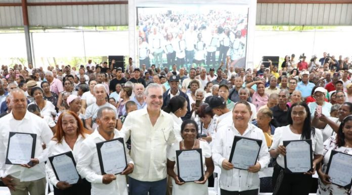 Presidente Abinader entrega 1,910 títulos de propiedad, de un total de 3,314 que beneficiará a más de 10,000 personas en Los Guaricanos