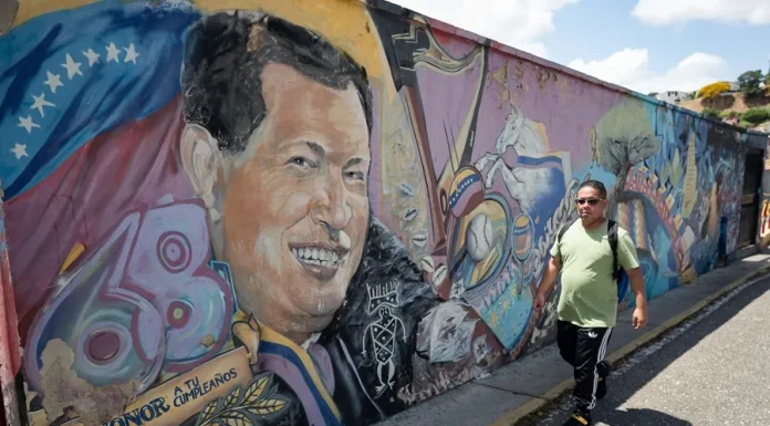 Cuartel donde está la tumba de Hugo Chávez acoge registro de milicianos en Venezuela