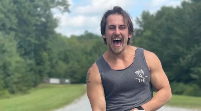 Actor Adam Turck muere tras intervenir en una pelea doméstica en Virginia