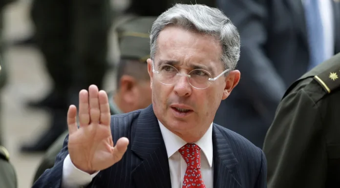 Tribunal de Colombia ordena libertad a expresidente Uribe mientras apela condena