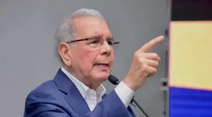 Danilo Medina denuncia el abandono de 11 mil aulas y califica como “criminal” el retroceso del modelo de Tanda Extendida