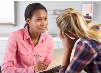 El deterioro de la salud mental de los jóvenes modifica la «curva de la felicidad»