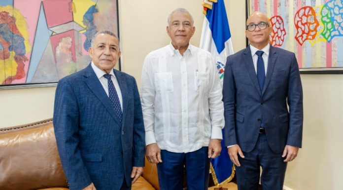 Ministro Andrés Bautista juramenta a Félix Reyna como director de la DIECOM