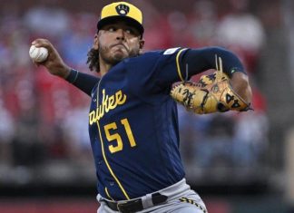 Freddy Peralta silenció a los Cubs y llegó a 15 victorias