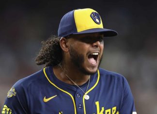 Freddy Peralta va tras una singular hazaña para un dominicano: 20 victorias