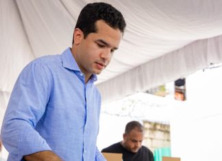 Omar Fernández visita recintos electorales, califica proceso como «madurez política y proyecta victoria para 2028»