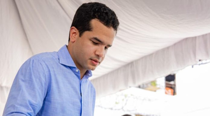 Omar Fernández visita recintos electorales, califica proceso como «madurez política y proyecta victoria para 2028»