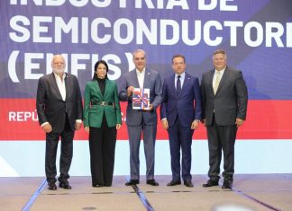 Presidente Abinader recibe Estrategia Nacional para posicionar a RD como referente en manufactura y ensamblaje de semiconductores
