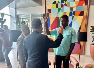 Regidor del PRM se une a la Fuerza del Pueblo y es juramentado por Leonel Fernández