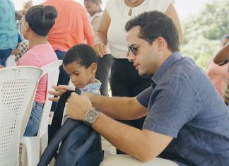 Omar Fernández entrega útiles escolares a cientos de estudiantes en Dajabón