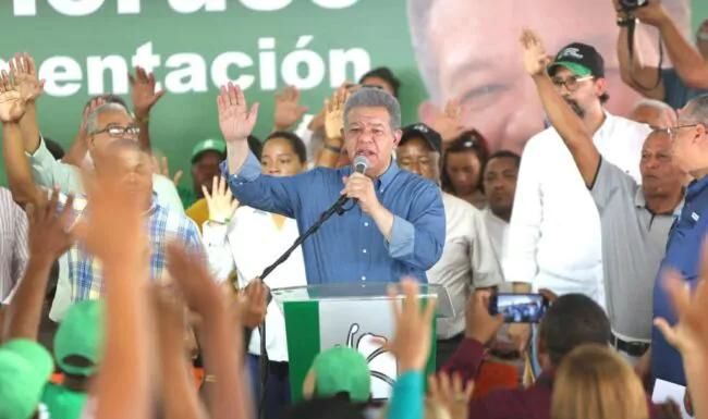 Reportaje – Leonel dice con apagones, falta de agua y alimentos caros, gobierno da tres golpes al pueblo