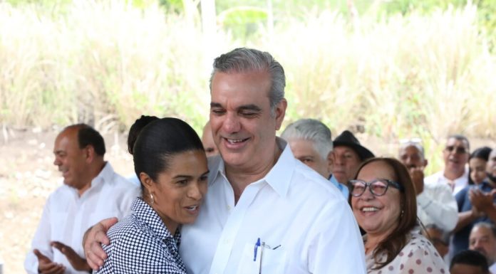 Reportaje- Críticas por crisis de servicios no detienen Abinader, encabeza inauguraciones en capital y Cibao